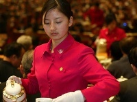 人民大會堂服務(wù)員的十年 用專業(yè)與堅(jiān)守詮釋會議服務(wù)